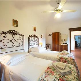 A selection of 2-3 bedroom apartments with shared pool near Florence, Sleeps 4-6